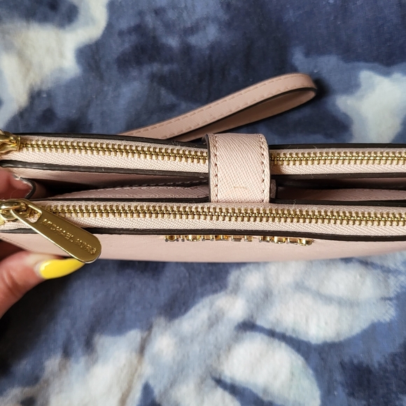 Micheal Kors Jet Set Travel Double Zip Wristlet - Picture 2 of 6